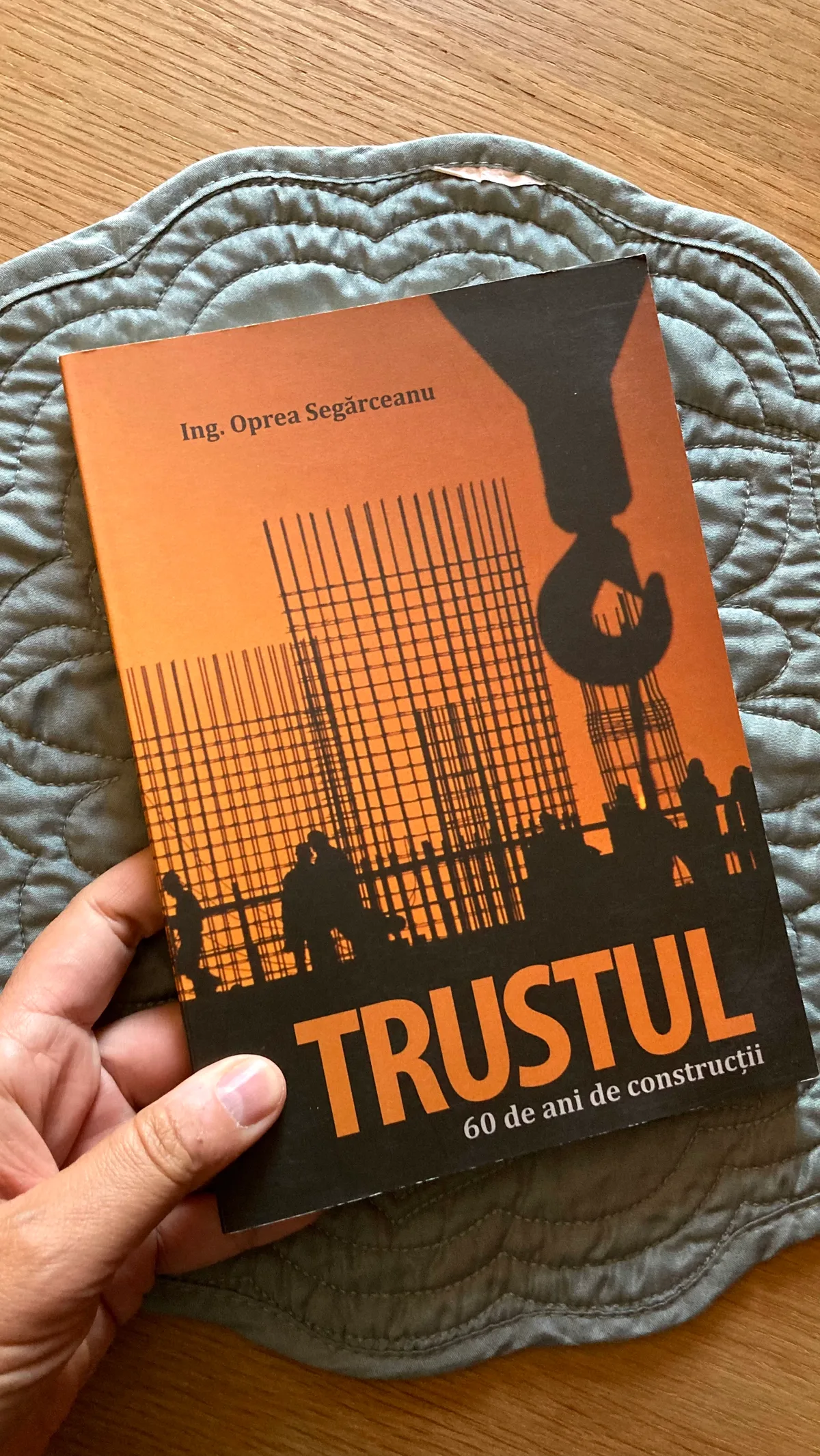 Trustul – fotografie 1